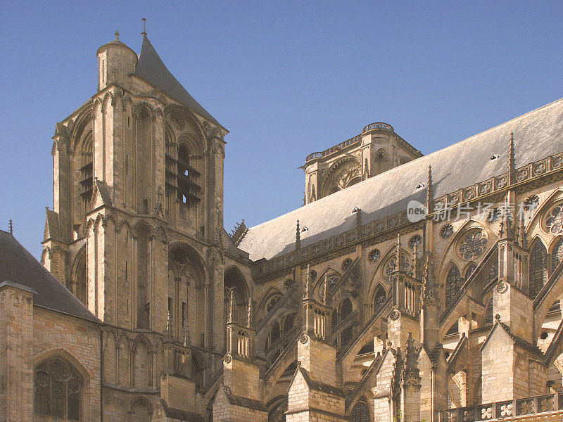 布尔日大教堂(法语:Cathédrale Saint-Étienne de Bourges)是位于法国布尔日的一座罗马天主教教堂。这座大教堂是献给圣斯蒂芬的，是布尔日大主教的所在地。它是哥特式和罗马式的建筑